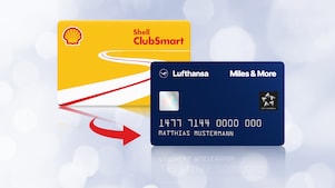 Gelbe Shell ClubSmart Kundenkarte & blaue Miles & More Kundenkarte auf hellblauem Hintergrund