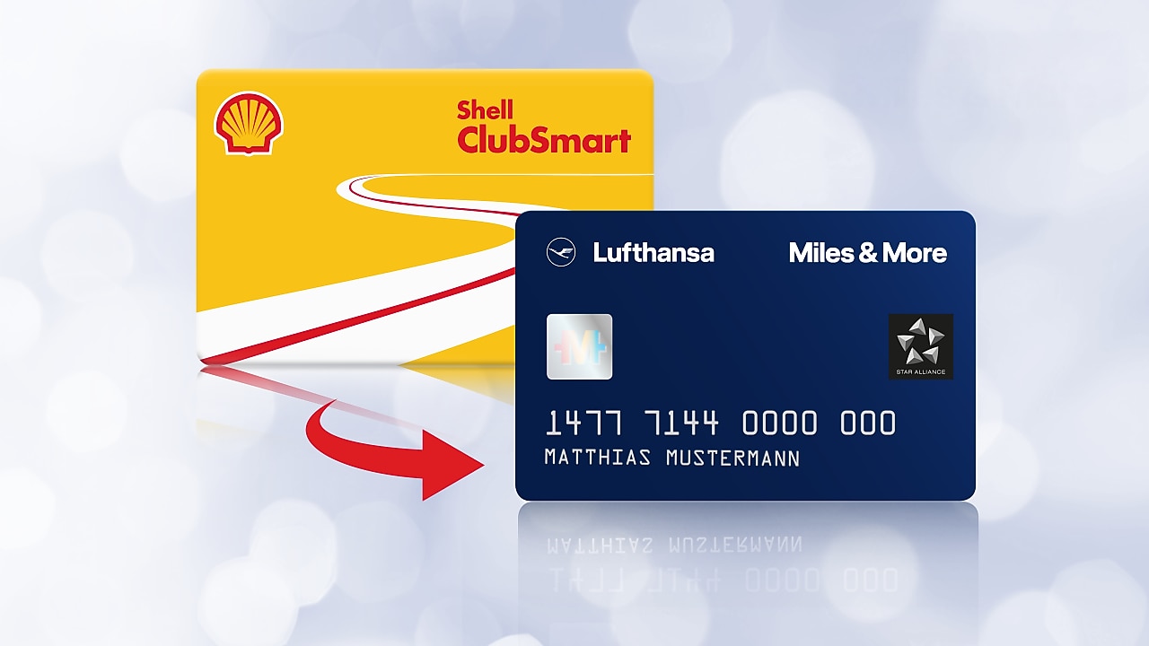 Gelbe Shell ClubSmart Kundenkarte & blaue Miles & More Kundenkarte auf hellblauem Hintergrund