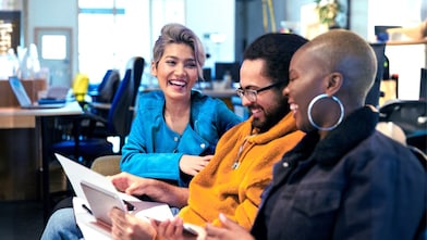 Drei Personen arbeiten zusammen in einem Büro