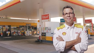 Shell Pächter vor Shell Station