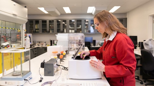 Eine Wissenschaftlerin führt im Shell Technology Center einen Test mit einer Zentrifuge durch