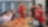 Jugendliche sitzen an einem Werkbanktisch und sprechen mit Auszubildenden in roter Schutzkleidung von Shell während einer praktischen Übung am Girls’ und Boys’ Day.