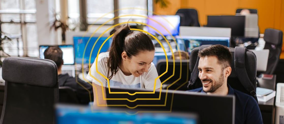 Team arbeitet konzentriert an Computerbildschirmen in einem modernen Büro