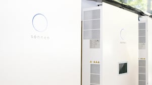 Drei schlanke, weiße Solarenergie-Speichereinheiten stehen in einer Reihe