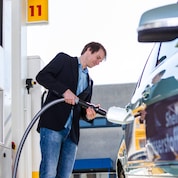 Ein Mann füllt sein Auto an einer Shell-Tankstelle mit Kraftstoff.