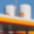 Zwei weiße Kraftstofftanks mit Shell-Logos stehen hinter einem Vordach einer Shell-Tankstelle.