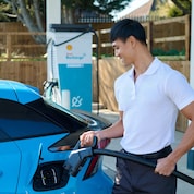 Elektroauto wird an einer Shell-Recharge-Ladestation geladen.