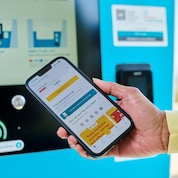 Shell-App auf Smartphone zur Aktivierung und Bezahlung eines Ladevorgangs an einer Ladestation.