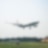Ein großes weißes Flugzeug hebt von einer Startbahn ab.
