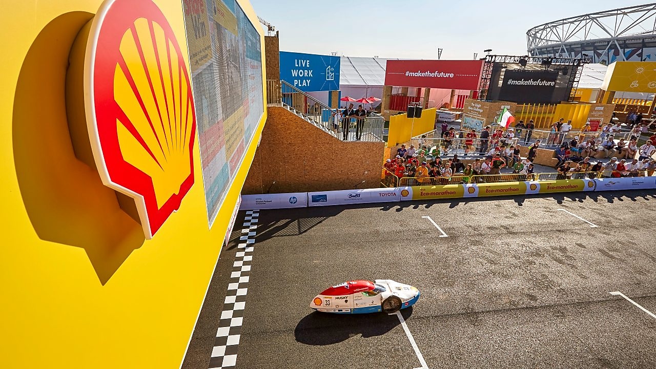 Ein solarbetriebener Rennwagen überquert die Ziellinie bei einem Shell Eco-marathon Event.