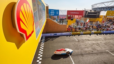 Ein solarbetriebener Rennwagen überquert die Ziellinie bei einem Shell Eco-marathon Event.