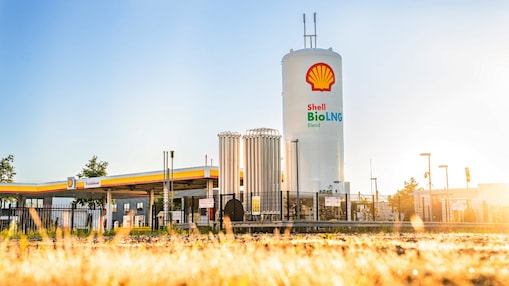 Sonnenbeschienenes Bild einer Shell BioLNG-Tankstelle mit großem Lagertank und Logo.