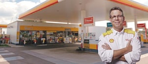 Shell Pächter vor Shell Station