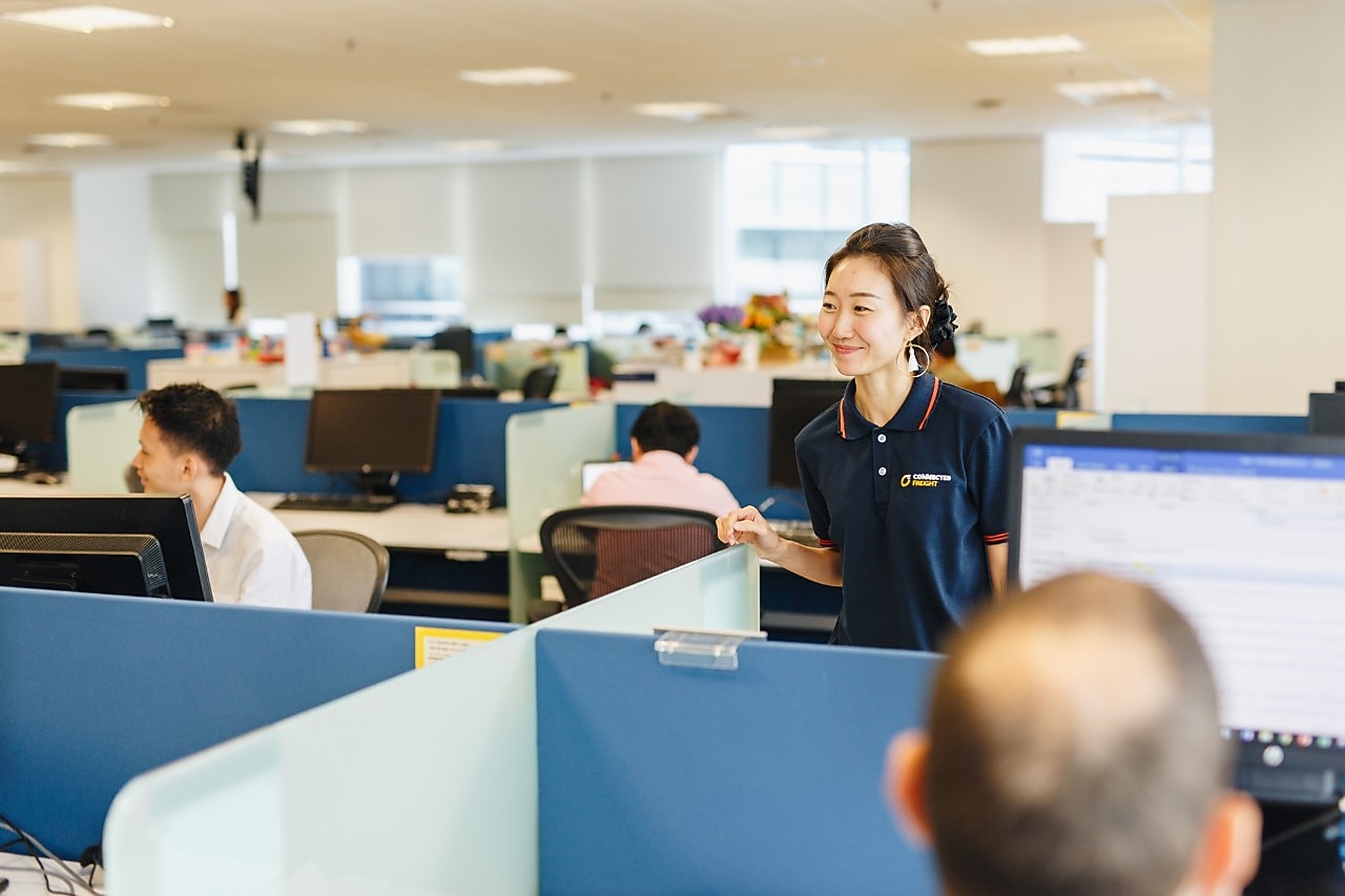 Internationales Team in einem Großraumbüro