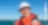 Lächelnde Frau in einem Helm auf See