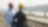 Zwei Männer mit Schutzhelmen, auf einen Hafen blickend
