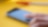 Ein Smartphone auf dem Tisch, neben einem roten Kugelschreiber