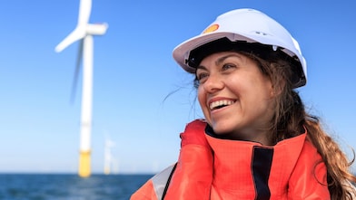Hügelige Landschaft mit Windrädern in der Morgendämmerung