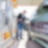 Mann bei Betankung seines Wasserstoff Autos an Shell Station