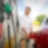 Mann mit Auto vor Zapfsäule an Shell Station
