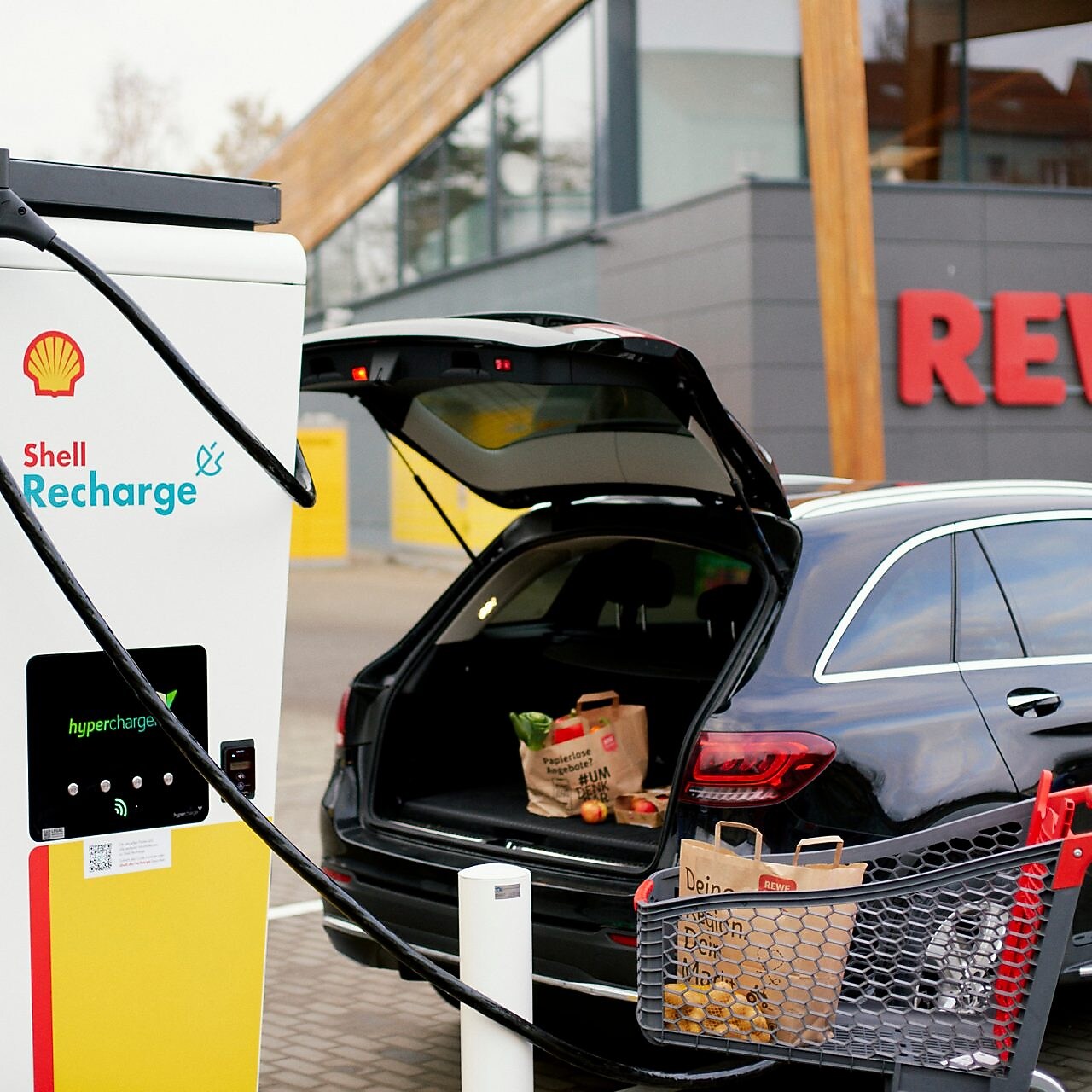 Laden des Elektroautos an einer Shell Recharge Ladesäule