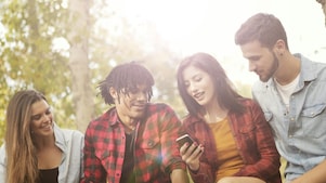 Drei Jugendliche, die fröhlich miteinander kommunizieren