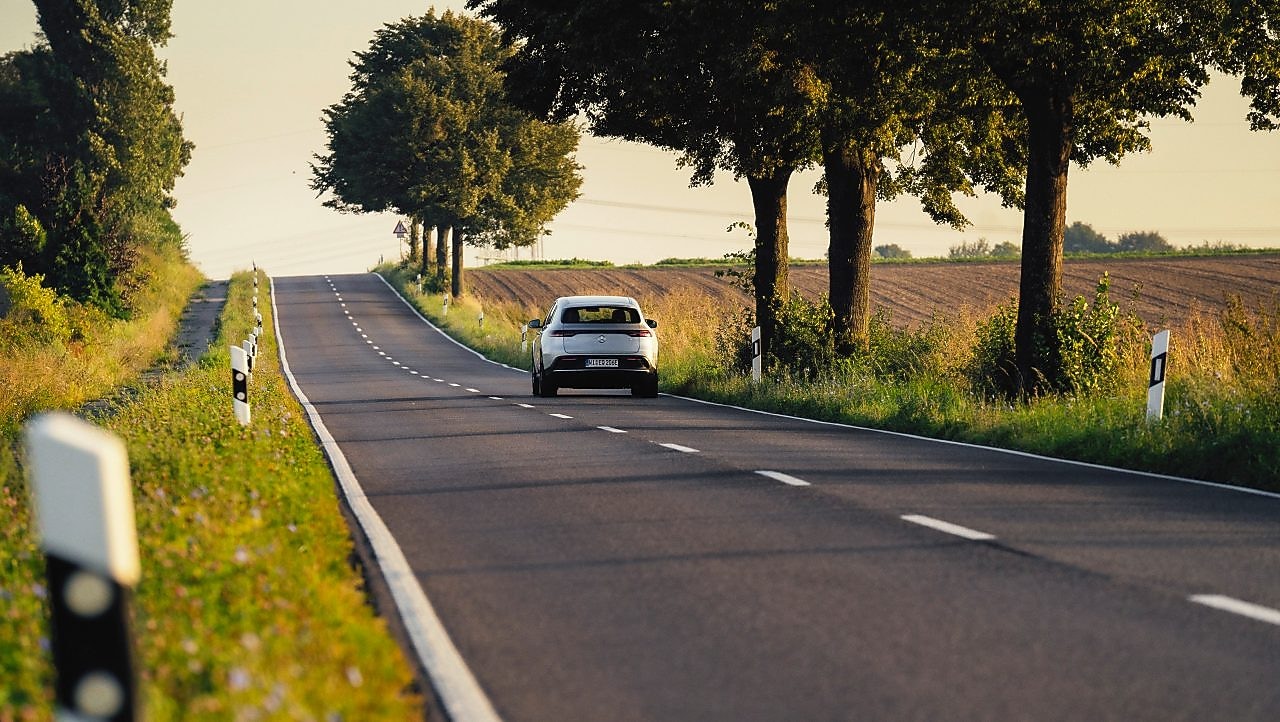 Elektroauto auf einer Landstraße