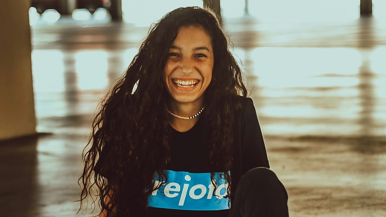 Lächelndes Mädchen in der Stadt