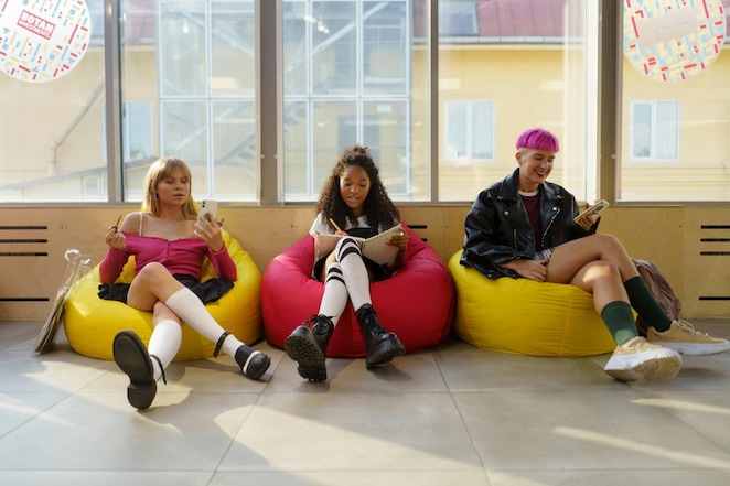 Stockbild von jungen Leuten, die auf Sesseln entspannen und lesen