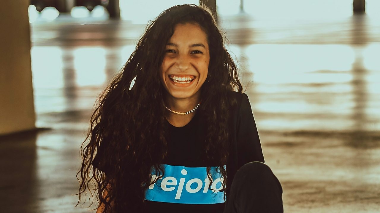 Lächelndes Mädchen in der Stadt