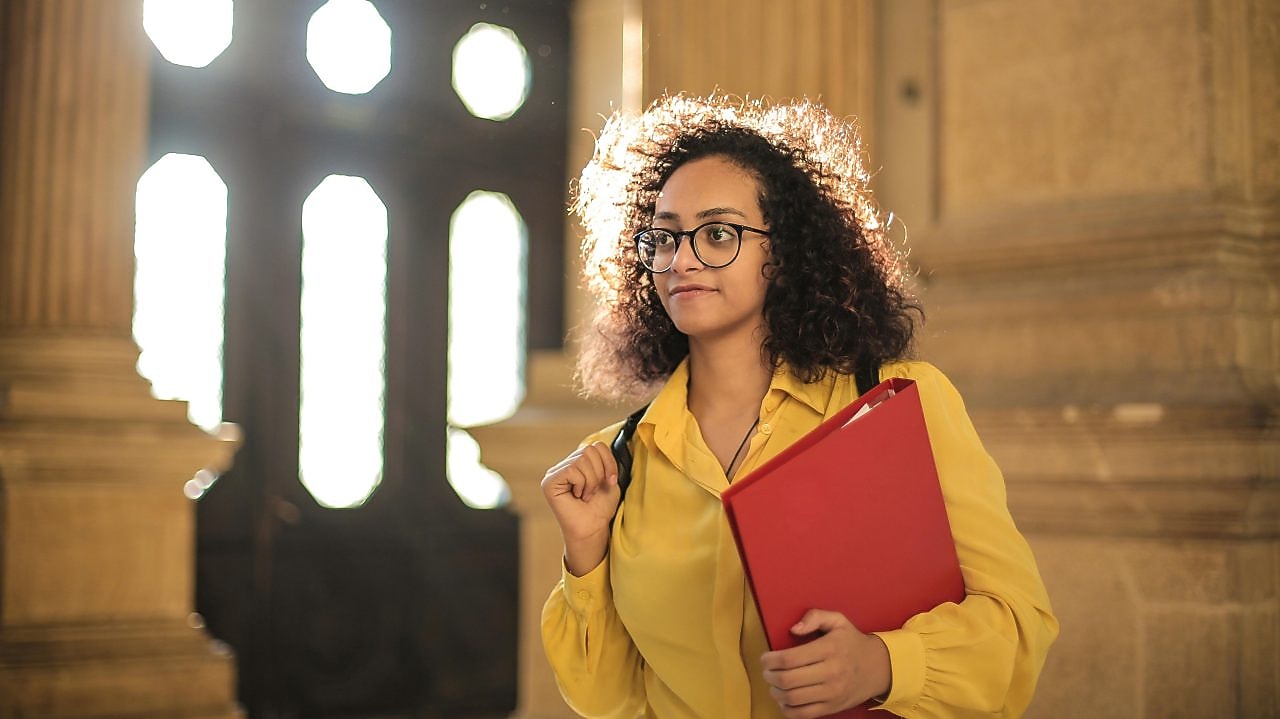 Junge Frau mit rotem Ordner