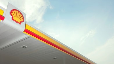 retail-station-canopy-with-shell-logo