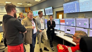 Besuch des Kölner Oberbügermeisters Torsten Burmester in ekiner Messwarte des Shell Energy and Chemicals Park Rheinland: Im Gespräch mit Mitarbeitenden vor mehreren Überwachungs- und Steuerungsmonitoren. 