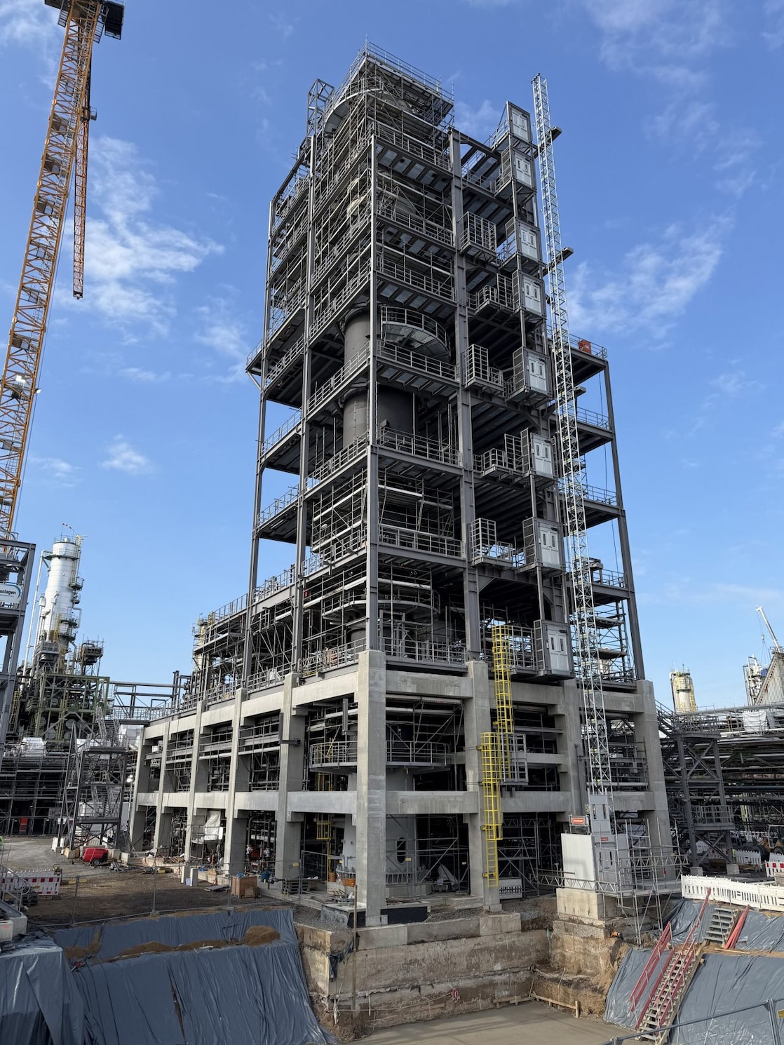Baufortschritt der neuen Grundölanlage im Shell Energy and Chemicals Park Rheinland mit mehrstöckiger Stahlkonstruktion.