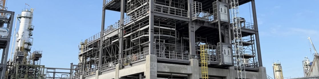 Baufortschritt der neuen Grundölanlage im Shell Energy and Chemicals Park Rheinland mit mehrstöckiger Stahlkonstruktion.