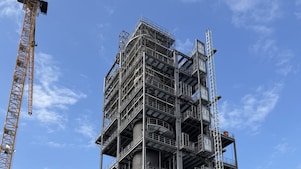 Baufortschritt der neuen Grundölanlage im Shell Energy and Chemicals Park Rheinland mit mehrstöckiger Stahlkonstruktion.