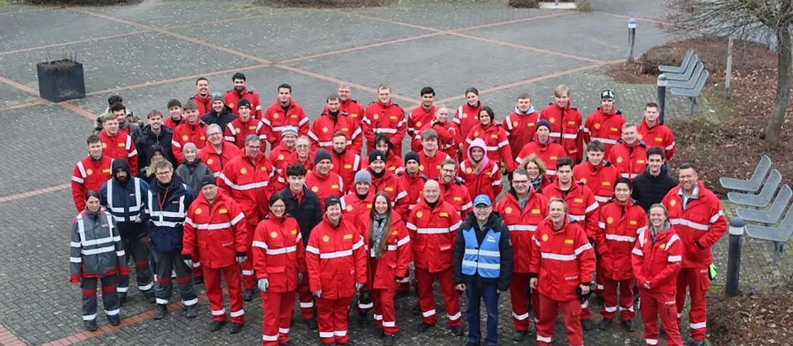 Mitarbeitende des Shell Energy and Chemicals Park Rheinland bei einer gemeinsamen Müllsammelaktion mit dem NABU.