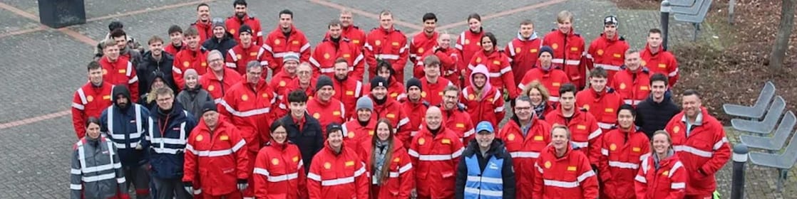 Mitarbeitende des Shell Energy and Chemicals Park Rheinland bei einer gemeinsamen Müllsammelaktion mit dem NABU.