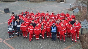 Mitarbeitende des Shell Energy and Chemicals Park Rheinland bei einer gemeinsamen Müllsammelaktion mit dem NABU.