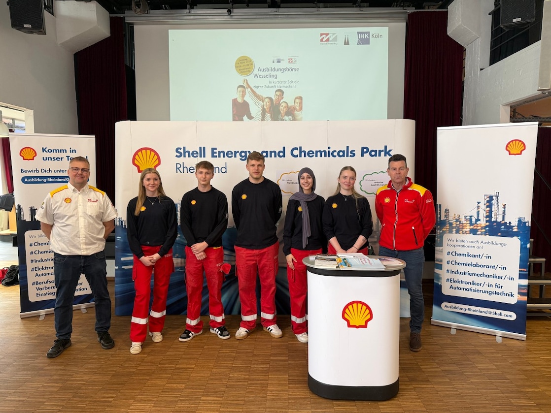 Ausbildungsteam von Shell Rheinland präsentiert Ausbildungsangebote auf der IHK Ausbildungsmesse in Wesseling.