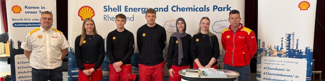 Ausbildungsteam von Shell Rheinland präsentiert Ausbildungsangebote auf der IHK Ausbildungsmesse in Wesseling.