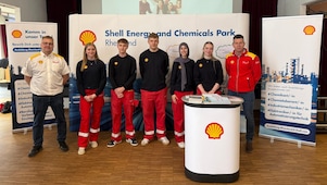 Ausbildungsteam von Shell Rheinland präsentiert Ausbildungsangebote auf der IHK Ausbildungsmesse in Wesseling.