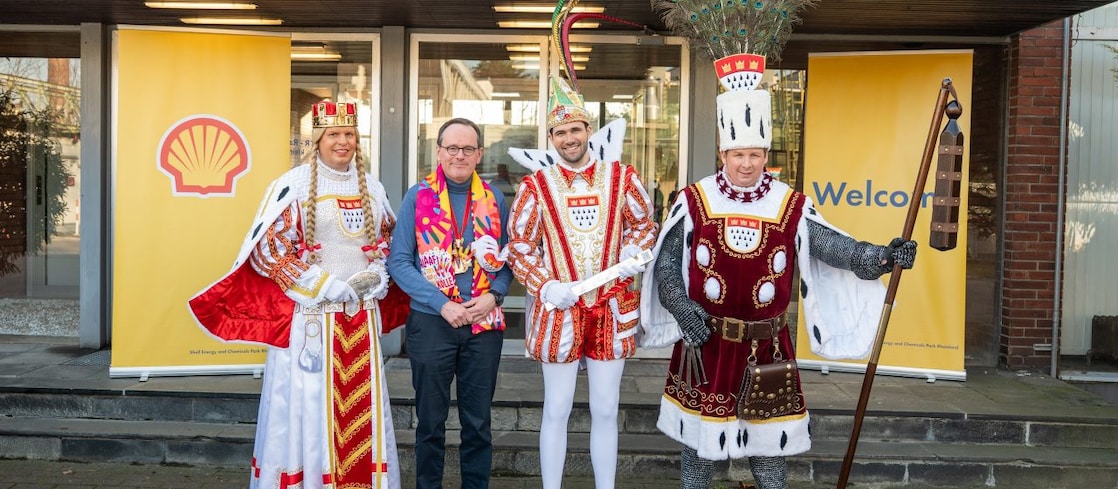 Das Kölner Dreigestirn 2026 besucht den Shell Standort Rheinland. Shell unterstützt den Rosenmontagszug mit Shell Blue Diesel.