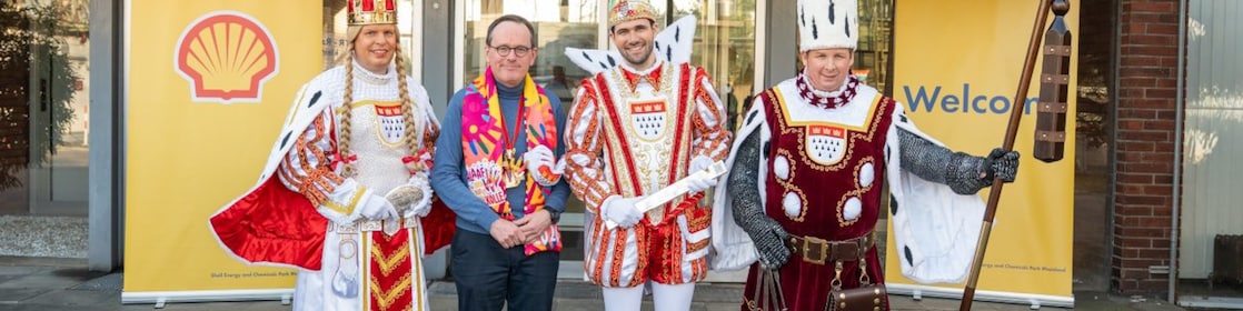 Das Kölner Dreigestirn 2026 besucht den Shell Standort Rheinland. Shell unterstützt den Rosenmontagszug mit Shell Blue Diesel.