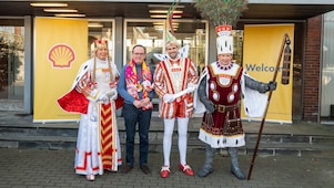 Das Kölner Dreigestirn 2026 besucht den Shell Standort Rheinland. Shell unterstützt den Rosenmontagszug mit Shell Blue Diesel.