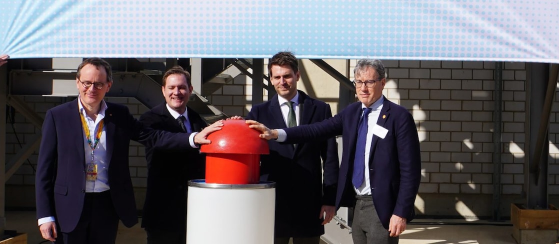 Jan-Peter Groot Wassink (Shell, VP Rheinland), Andy Beard (Shell, VP Hydrogen), Paul Höller (Staatssekretär im Ministerium für Wirtschaft, Industrie, Klimaschutz und Energie NRW), Alistair Hope (Shell, SVP Engineering & Project Capability) 
