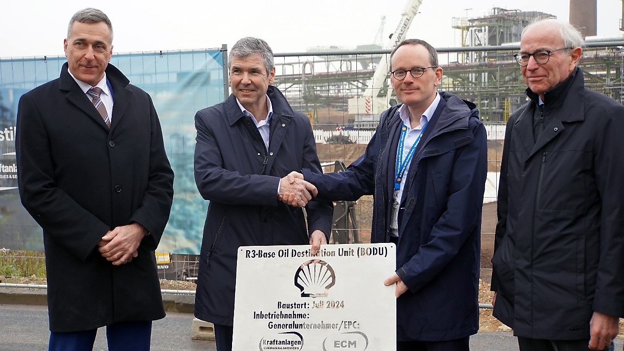 Bild zur Pressemitteilung Baufeld für neue Grundöl-Destillation bei Shell in Wesseling übergeben