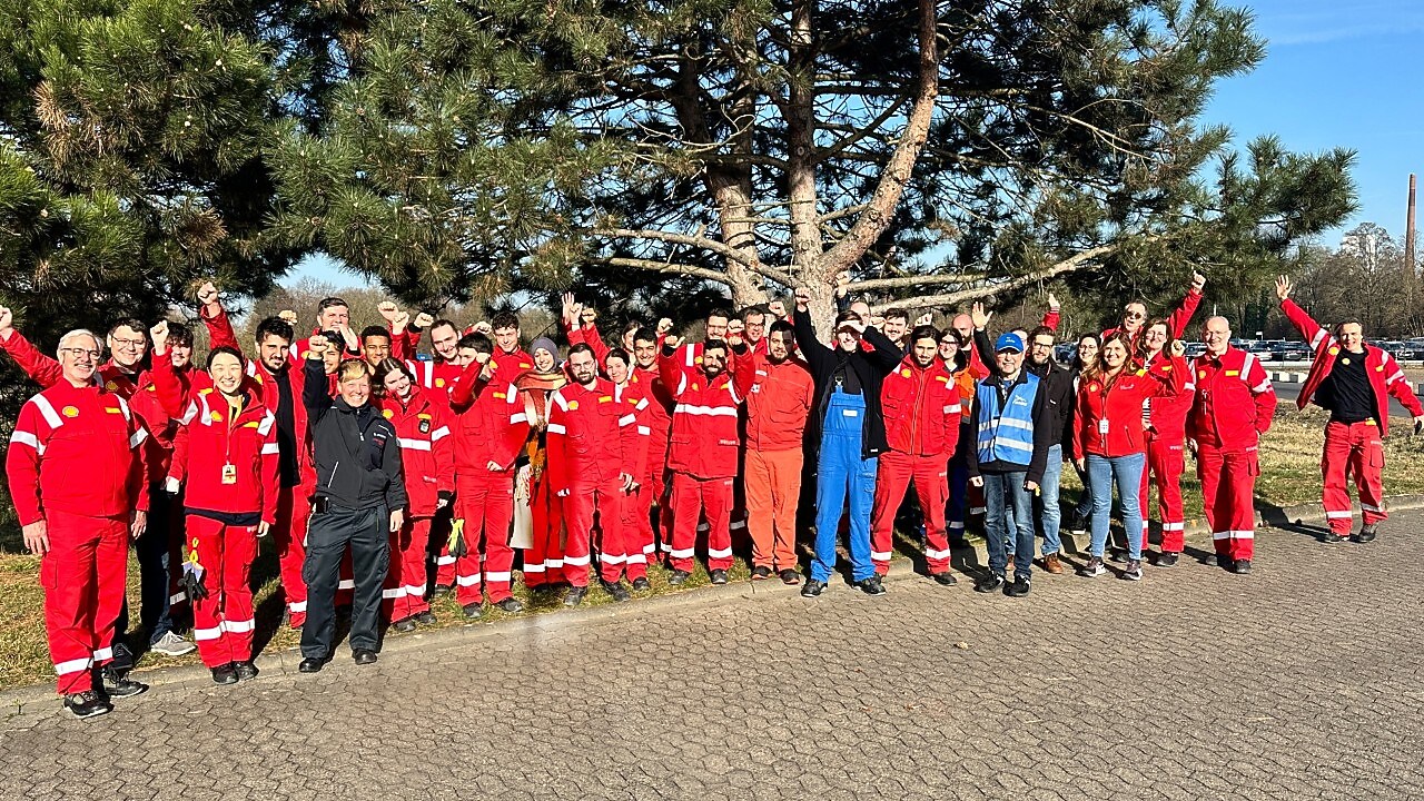 Rund 40 Mitarbeitende des Shell Energy and Chemicals Park Rheinland haben sich bei herrlichem Wetter am jährlichen Dreck-Weg-Tag beteiligt, organisiert in Kooperation mit dem Naturschutzbund (NABU). Sie sammelten 1,2 Tonnen Müll und setzten ein starkes Zeichen für den Umweltschutz.