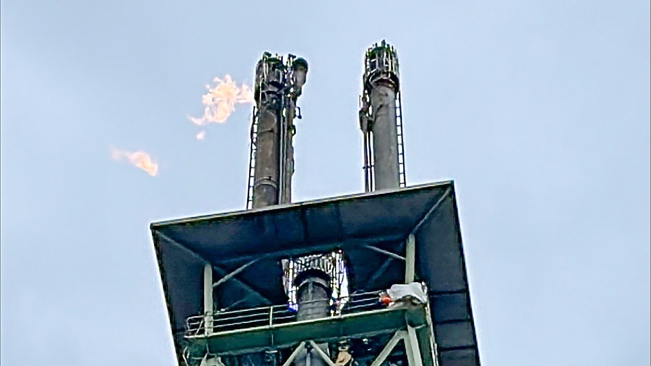 Bei der Hochfackel im Werk Köln-Godorf des Shell Energy and Chemicals Park wurde ein Fackelkopf ausgetauscht. 