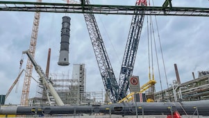 Neue Silhouette als Zeichen des Wandels: Über 50 Meter hohe Kolonne für die neue Grundöl-Anlage bei Shell
